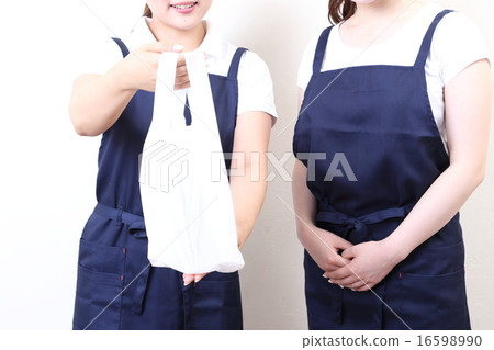 A clerk at a convenience store / supermarket 16598990