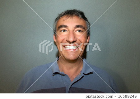 圖庫照片: smiling caucasian mid age man