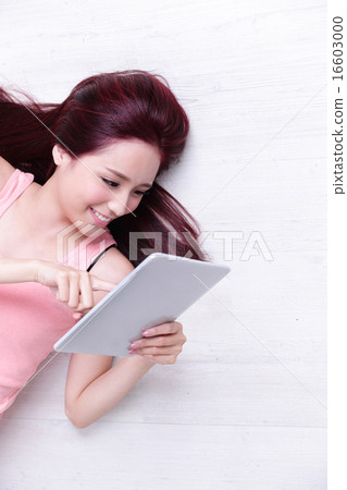 woman smile using tablet pc 16603000