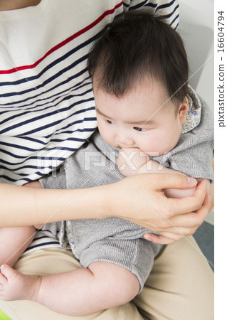 Portrait baby and young mum 16604794