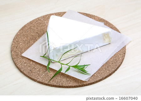 Brie cheese 16607040
