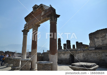 The most important temple in Pompeii, the temple of Jupiter and the basilica built in front of the Foro The most important temple in Pompeii, the temple of Jupiter and the basilica built in front of the Foro 16608684