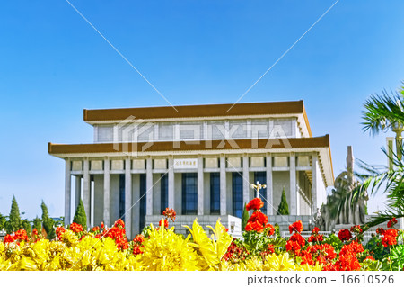Mao Zedong mausoleum on Tiananmen Square Mao Zedong mausoleum on Tiananmen Square 16610526