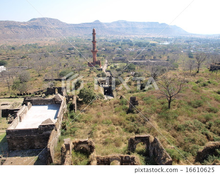 Overlooking the Dau Ratter Bird Fortress and the Deccan Plateau (India) 16610625
