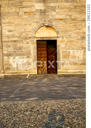 italy  lombardy     in  the brebbia old   church 16611101