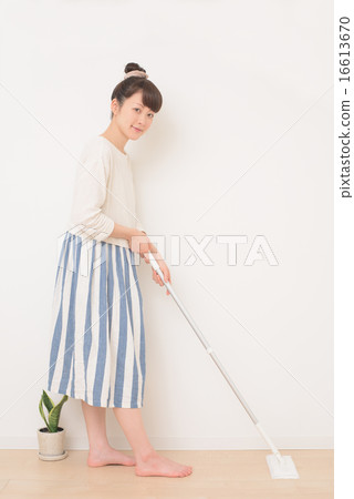 Women cleaning 16613670
