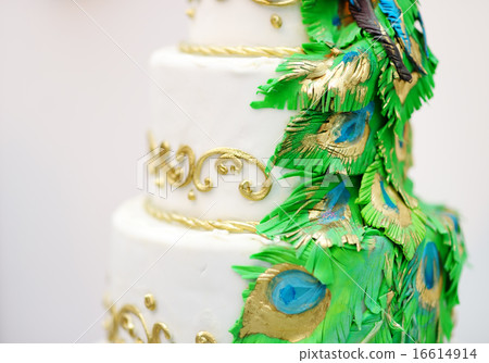 Delicious white wedding cake Delicious white wedding cake 16614914