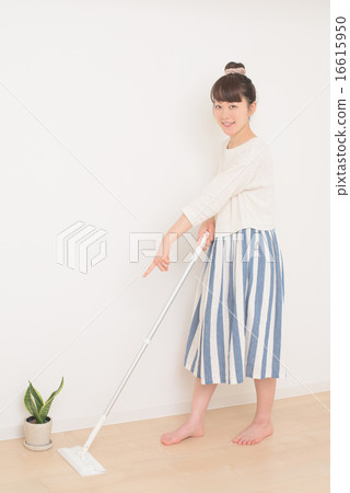 Women cleaning 16615950