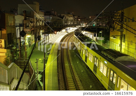 晚上回家和火車 晚上回家和火車 16615976