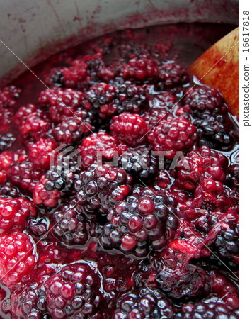 Making a blackberry jam 16617818