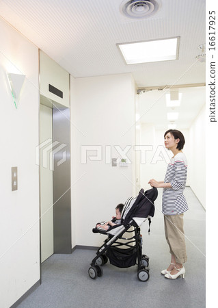 嬰兒和母親騎嬰兒車 16617925