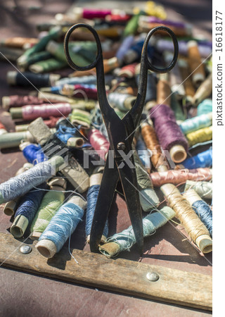 Sewing thread and scissors 16618177