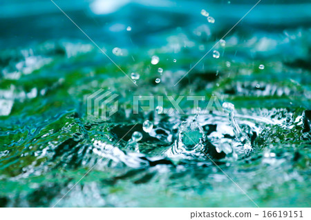 blurred Rain on water 16619151