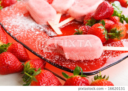 Homemade ice cream pops with fresh berries. 16620131