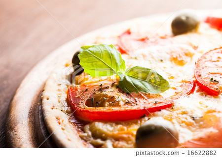 Pizza with tomatoes 16622882