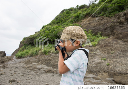 一個孩子在海灘拍攝。小攝影師（三浦半島，長濱海岸） 16623863