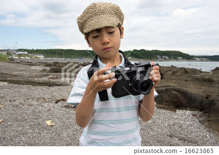 A child to shoot at the beach. A small photographer (Miura Peninsula, Nagahama Coast) A child to shoot at the beach. A small photographer (Miura Peninsula, Nagahama Coast) 16623865