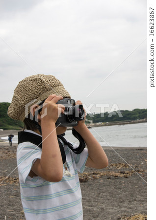 一個孩子在海灘拍攝。小攝影師(三浦半島,長濱海岸) 一個孩子在海灘拍攝。小攝影師(三浦半島,長濱海岸) 16623867