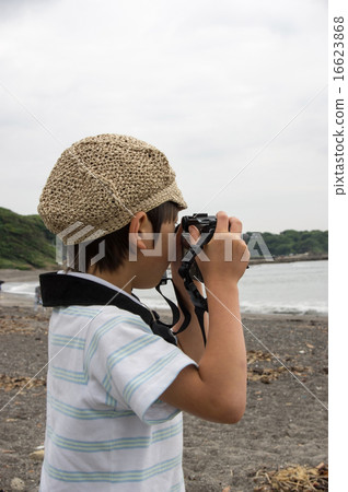 一個孩子在海灘拍攝。小攝影師（三浦半島，長濱海岸） 16623868