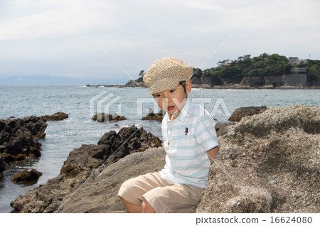 孩子們在岩石玩(三浦半島,長濱海岸) 孩子們在岩石玩(三浦半島,長濱海岸) 16624080