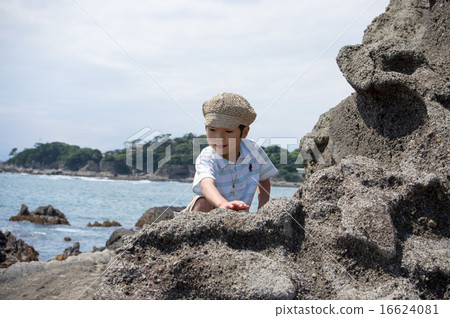 孩子們在岩石玩（三浦半島，長濱海岸） 16624081