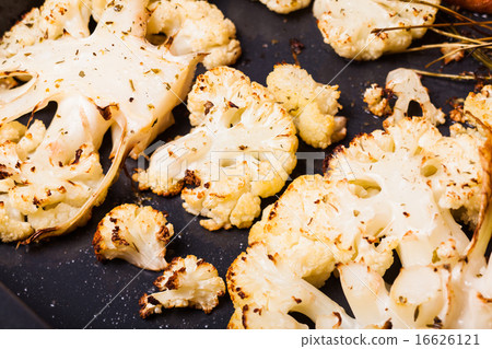 Baked cauliflower 16626121