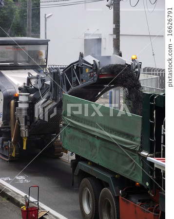 切斷道路並再次鋪設瀝青 切斷道路並再次鋪設瀝青 16626791