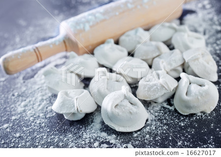 raw pelmeni 16627017