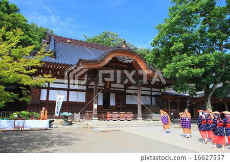 The temple of Fukaderaji, the fresh green 16627557