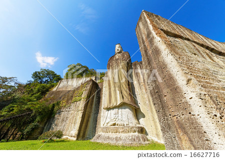 Peace Otani and the blue sky 16627716