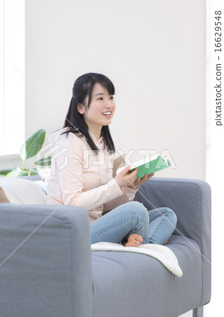 A woman who opens a book A woman who opens a book 16629548