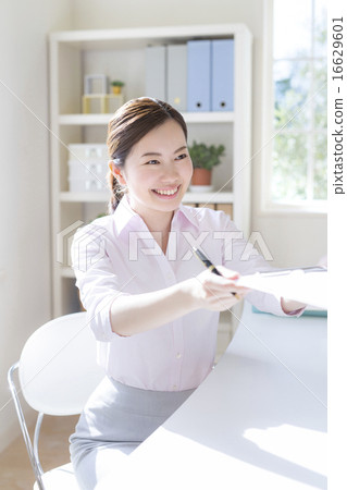 微笑提供文件的女商人 微笑提供文件的女商人 16629601