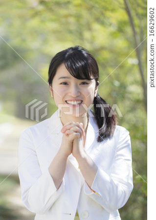一個女人手牽著手 16629602