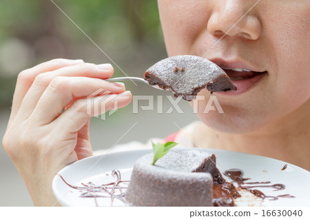 chocolate lava cake 16630040