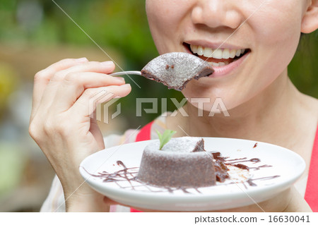 chocolate lava cake 16630041