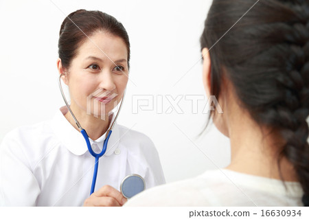 檢查婦女的女性醫生 16630934