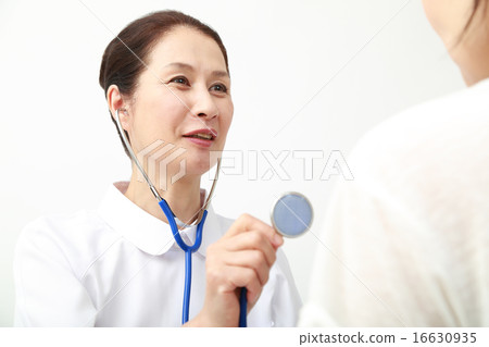 Female doctor examining women 16630935