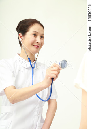 檢查婦女的女性醫生 16630936