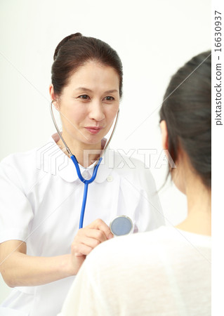 檢查婦女的女性醫生 檢查婦女的女性醫生 16630937