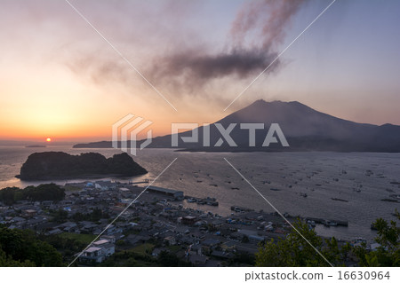 在海湖日落和海的Sakurajima 在海湖日落和海的Sakurajima 16630964