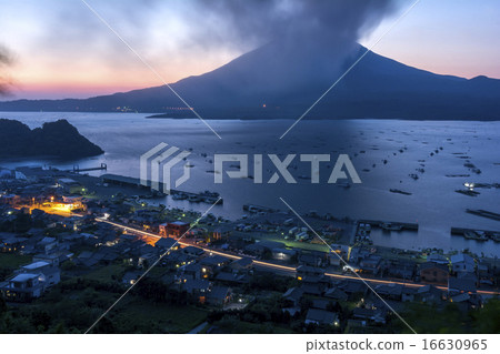Sakurajima of the twilight and sea of the sea lake Sakurajima of the twilight and sea of the sea lake 16630965
