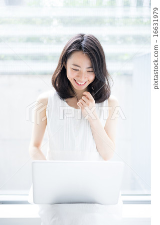 一個女人使用電腦 16631979