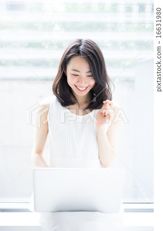 一個女人使用電腦 16631980