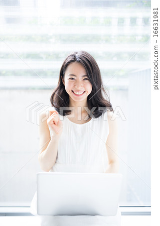 一個女人使用電腦 16631981