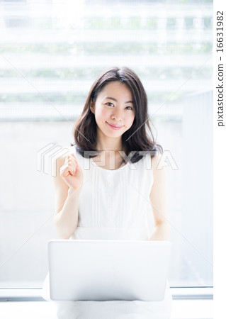 A woman using a computer 16631982