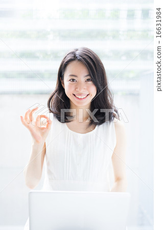 A woman using a computer 16631984