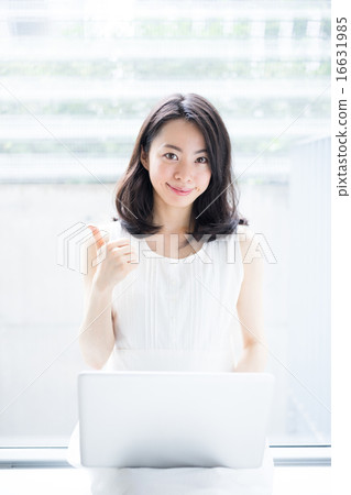 A woman using a computer 16631985