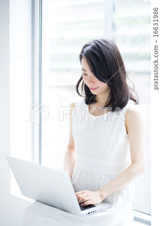一個女人使用電腦 16631986