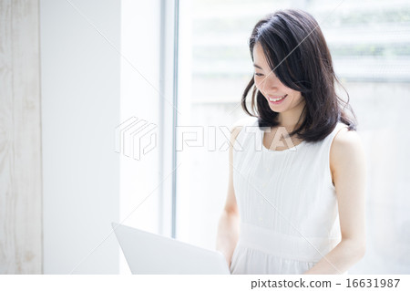 一個女人使用電腦 16631987