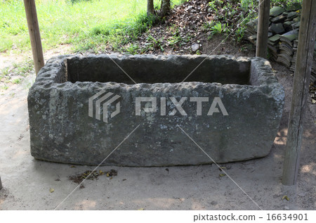 Kibiji, a huge large-scale keyhole-shaped tumuli "Hayama burial mound" In front of the rough shrine in front of the shrine, Aris tuff-shaped excavated "long-lasting sarcophagus" Kibiji, a huge large-scale keyhole-shaped tumuli "Hayama burial mound" In front of the rough shrine in front of the shrine, Aris tuff-shaped excavated "long-lasting sarcophagus" 16634901